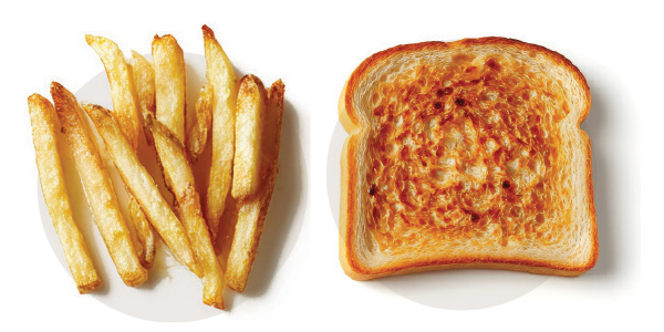 patatas fritas y una tostada con tonalidad dorada media